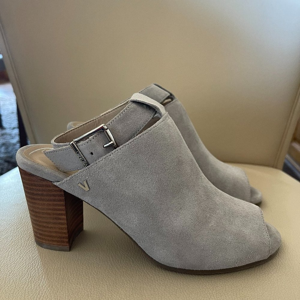 Vionic Kaia Peep Toe Light Gray Suede Ankle Strap